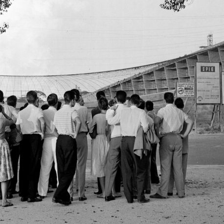 Sergio Bernardes em visita a obra do Pavilhão de São Cristóvão, 1957.