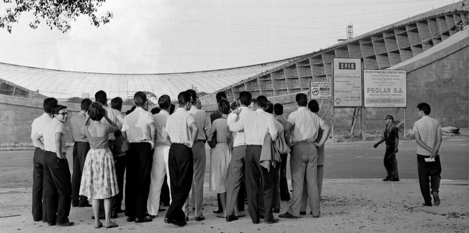 Sergio Bernardes em visita a obra do Pavilhão de São Cristóvão, 1957.